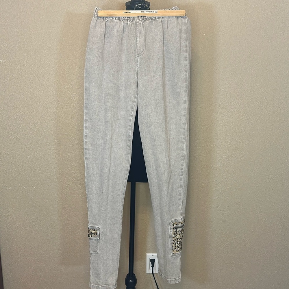 Stretch fit light gray jean with embellishments